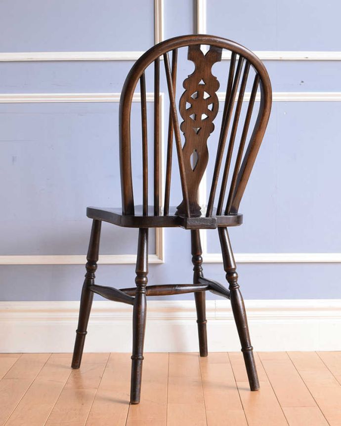 ダイニングチェア　アンティーク チェア　オシャレな背もたれのキッチンチェア、アンティークの板座イス。後ろ姿にも自信アリ！並べた時に後ろから見ることも多い椅子。(k-1390-c)