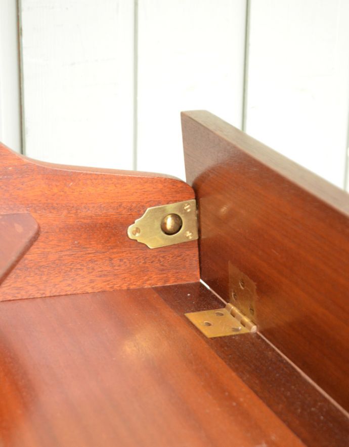 G-PLAN(Gプラン)　アンティーク家具　北欧スタイルのヴィンテージ家具、ライティングデスクにもなるコーナーキャビネット（G-plan）。引き出し内側右のボタンを押すと前板が倒れます。(k-1390-f)