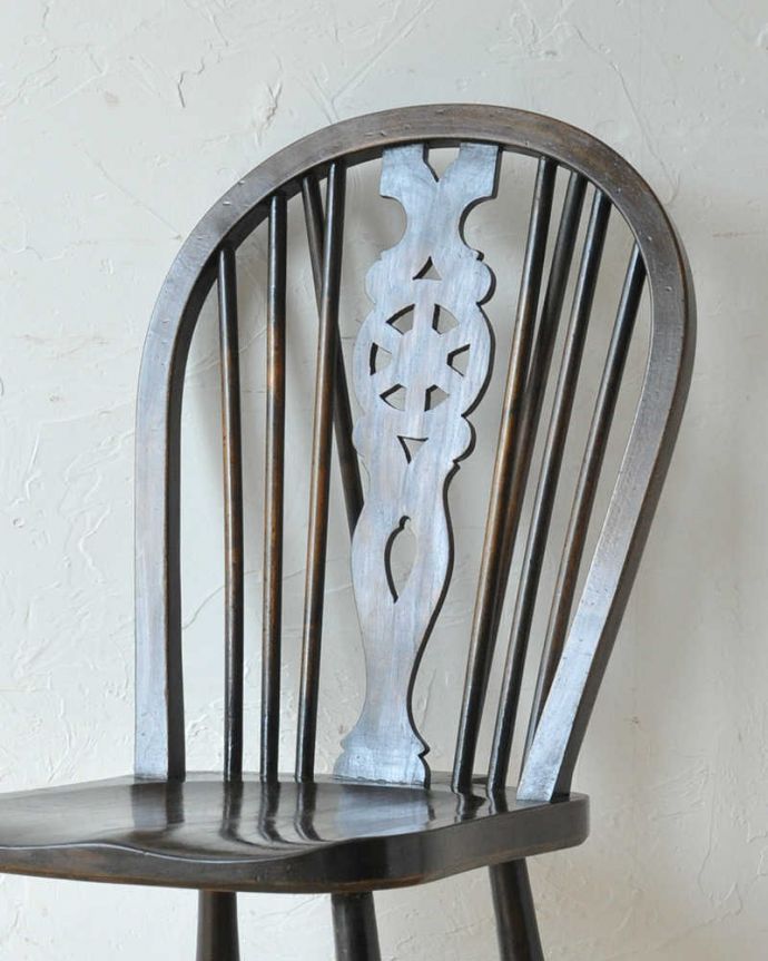 ダイニングチェア　アンティーク チェア　車輪の透かし彫りのイギリスキッチンチェア、アンティークの板座椅子。どれもキレイに仕上げています。(k-1391-c)