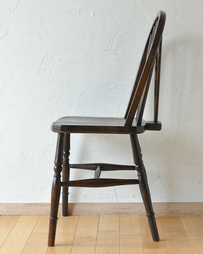 ダイニングチェア　アンティーク チェア　車輪の透かし彫りのイギリスキッチンチェア、アンティークの板座椅子。横から見てもステキ横から見るとこんな感じ。(k-1391-c)