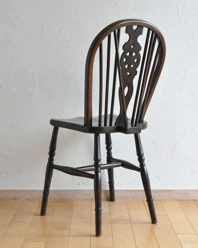 ダイニングチェア　アンティーク チェア　車輪の透かし彫りのイギリスキッチンチェア、アンティークの板座椅子。メンテナンスしてあるので後姿もキレイ！アンティークは新品ではないので、もちろん経年変化によるキズはありますが、専門の職人がキレイにお直しをしているので、後ろ姿までキレイです。(k-1391-c)