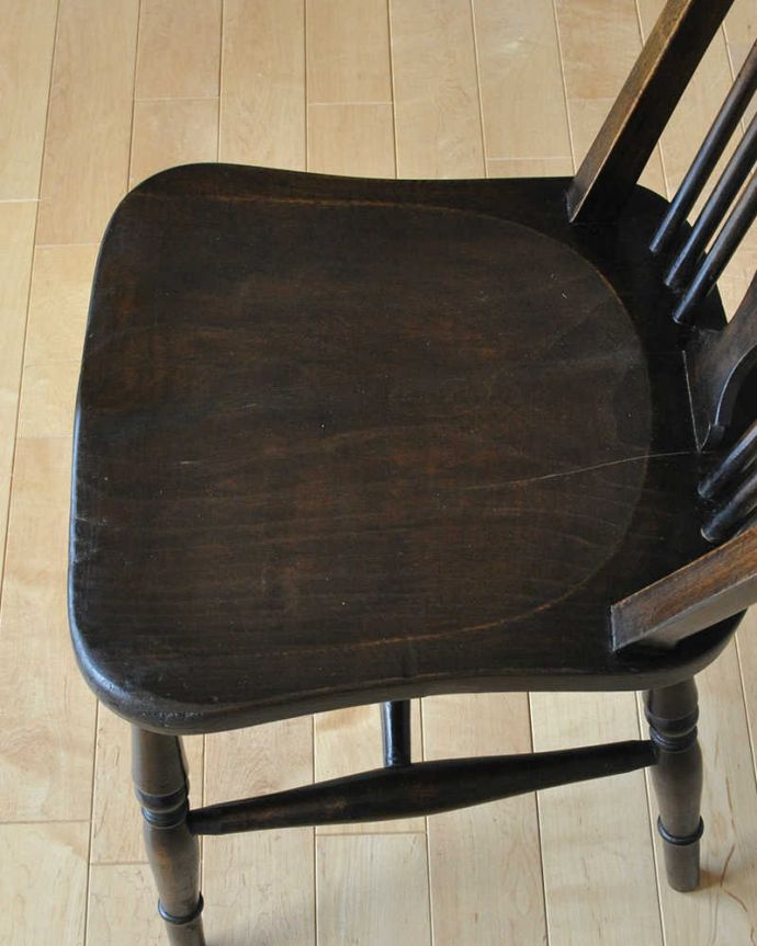 ダイニングチェア　アンティーク チェア　車輪の透かし彫りのイギリスキッチンチェア、アンティークの板座椅子。丸い座面なので、小さいお子様がいるご家庭でも安心です。(k-1391-c)