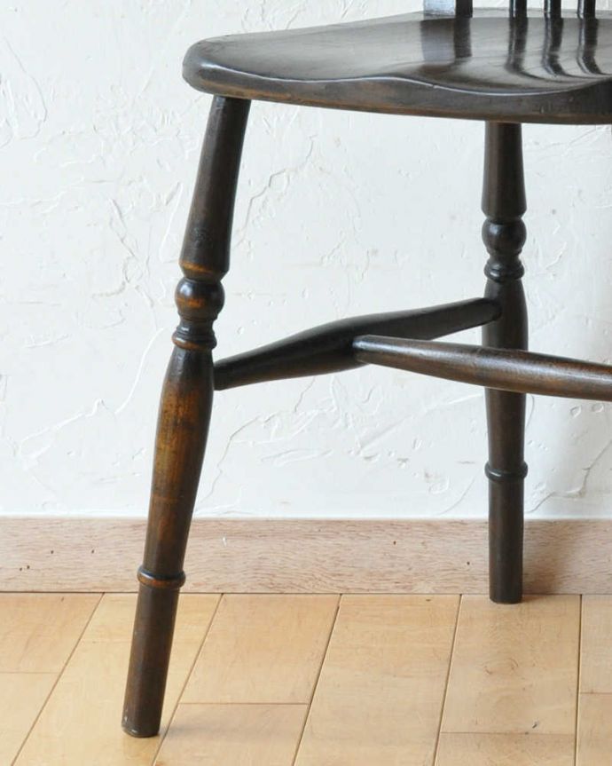 ダイニングチェア　アンティーク チェア　車輪の透かし彫りのイギリスキッチンチェア、アンティークの板座椅子。Handleのアンティークは、脚の裏にフェルトキーパーをお付けしていますので、床を滑らせてれば移動が簡単です。(k-1391-c)