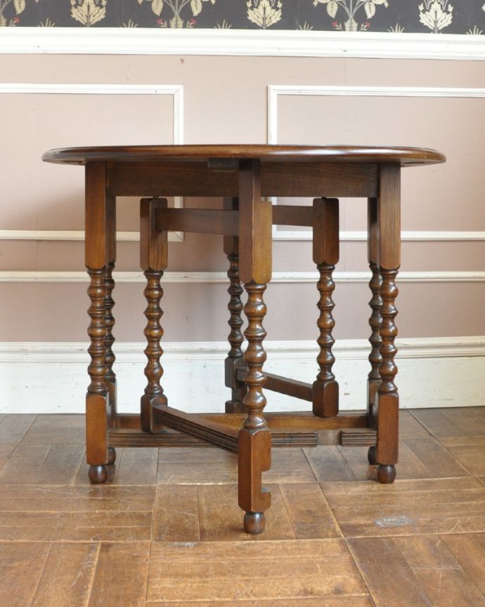 アンティークのテーブル　アンティーク家具　素敵なアンティーク家具、ボビンレッグが上品なゲートレッグテーブル（伸張式テーブル）。足元のデザインが凝っていて組み脚のようになっています。(k-1391-f)