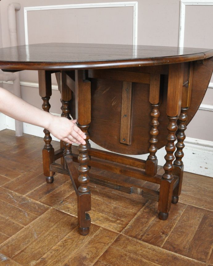 アンティークのテーブル　アンティーク家具　素敵なアンティーク家具、ボビンレッグが上品なゲートレッグテーブル（伸張式テーブル）。天板を引っ張り出すだけなので、組み立ても簡単！女性の力で大丈夫です。(k-1391-f)