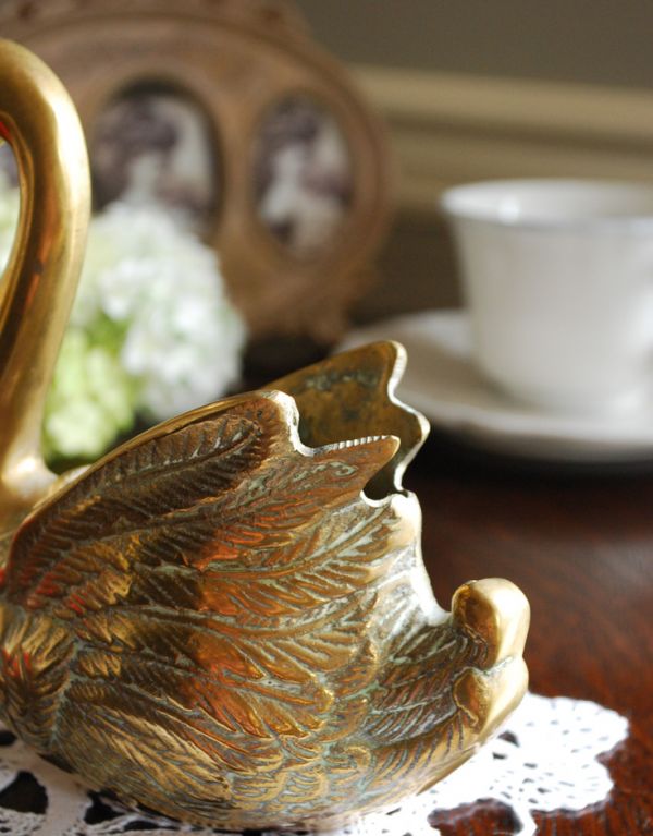 シルバーのテーブルウェア　アンティーク雑貨　英国のアンティーク雑貨、優雅なスワンの真鍮オブジェ（小物入れ）。本物みたいによくできています。(k-1391-z)