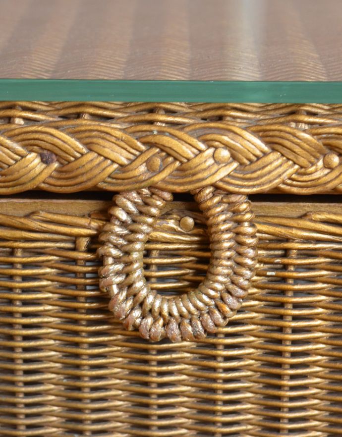 ロイドルーム　アンティーク家具　アンティークのロイドルーム家具、大人っぽいゴールド色のランドリーボックス。ふたの縁には可愛い編み目があります。(k-1392-f)