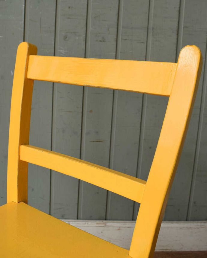 キッチンチェア　アンティーク チェア　イギリスから来た小さなアンティークの椅子、元気なイエローペイントのチャイルドチェア。お部屋のアクセントになる可愛いペイントもともとキッチンで使われていた椅子は、いい感じにペイントされていました。(k-1396-c)