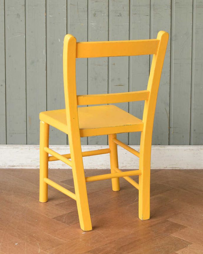 キッチンチェア　アンティーク チェア　イギリスから来た小さなアンティークの椅子、元気なイエローペイントのチャイルドチェア。後ろ姿にも自信アリ！ダイニングで並べて後ろから見ることも多い椅子。(k-1396-c)