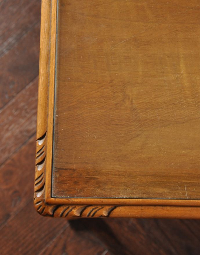 アンティークのテーブル　アンティーク家具　英国の上品なアンティーク家具、エレガントなコーヒーテーブル。アンティークは新品ではないので、経年変化によるキズはありますが、専門の職人によって目立たないようにキレイにお直しをしています。(k-1396-f)