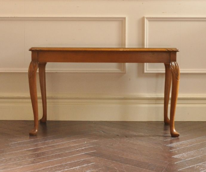 アンティークのテーブル　アンティーク家具　英国の上品なアンティーク家具、エレガントなコーヒーテーブル。優雅な曲線の幕板です。(k-1396-f)