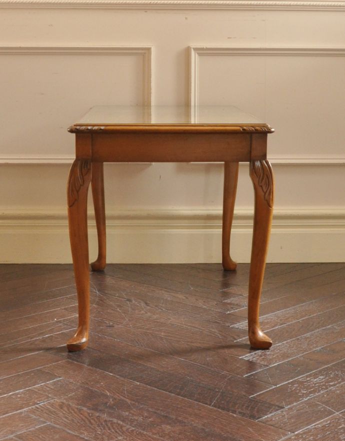 アンティークのテーブル　アンティーク家具　英国の上品なアンティーク家具、エレガントなコーヒーテーブル。脚もキレイです。(k-1396-f)