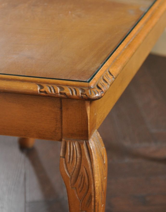 アンティークのテーブル　アンティーク家具　英国の上品なアンティーク家具、エレガントなコーヒーテーブル。職人のこだわりを感じる細やかな仕事がされています。(k-1396-f)