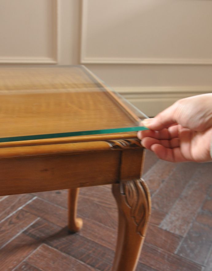 アンティークのテーブル　アンティーク家具　英国の上品なアンティーク家具、エレガントなコーヒーテーブル。天板に乗っているガラスは外すことができます。(k-1396-f)