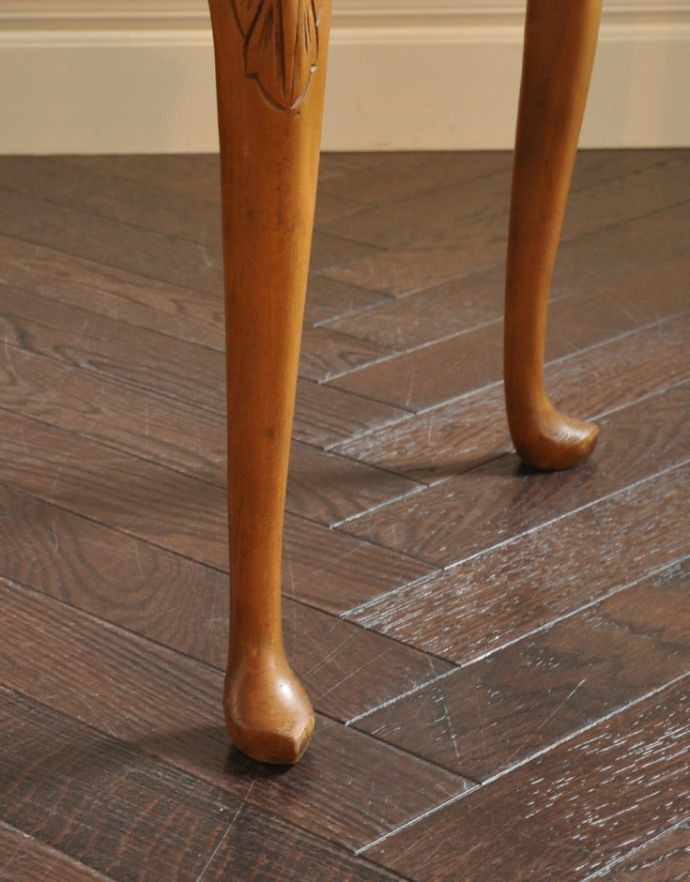 アンティークのテーブル　アンティーク家具　英国の上品なアンティーク家具、エレガントなコーヒーテーブル。脚にもキレイな装飾があります。(k-1396-f)