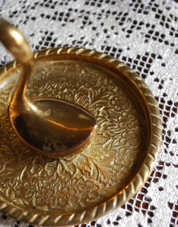 シルバーのテーブルウェア　アンティーク雑貨　スワンの真鍮オブジェ（リングスタンド）、イギリスのアンティーク雑貨。小さなトレーにまで、お花の美しい装飾が丁寧に細工されています。(k-1396-z)