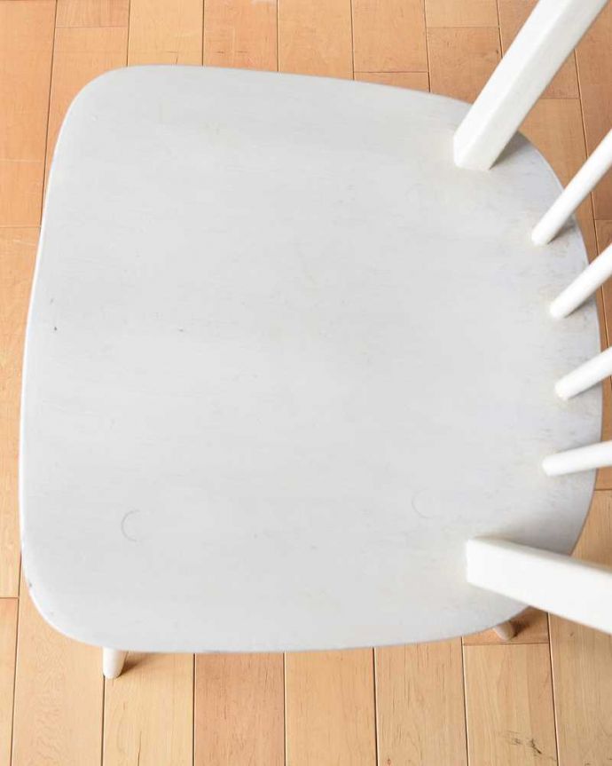 ダイニングチェア　アンティーク チェア　ナチュラルなアンティークチェア、ペイントのキッチンチェア（ホワイト）。可愛い丸い座面素朴な雰囲気の座面。(k-1398-c)