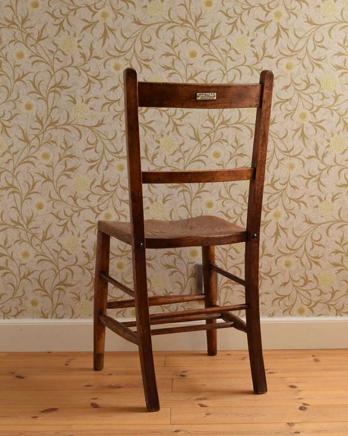 ダイニングチェア　アンティーク チェア　温かみのあるアンティークの椅子、シンプルな背もたれの可愛い木製のスクールチェア。後ろ姿にも自信アリ！ダイニングテーブルに並べた時、後ろから見ることも多い椅子。(k-1400-c)