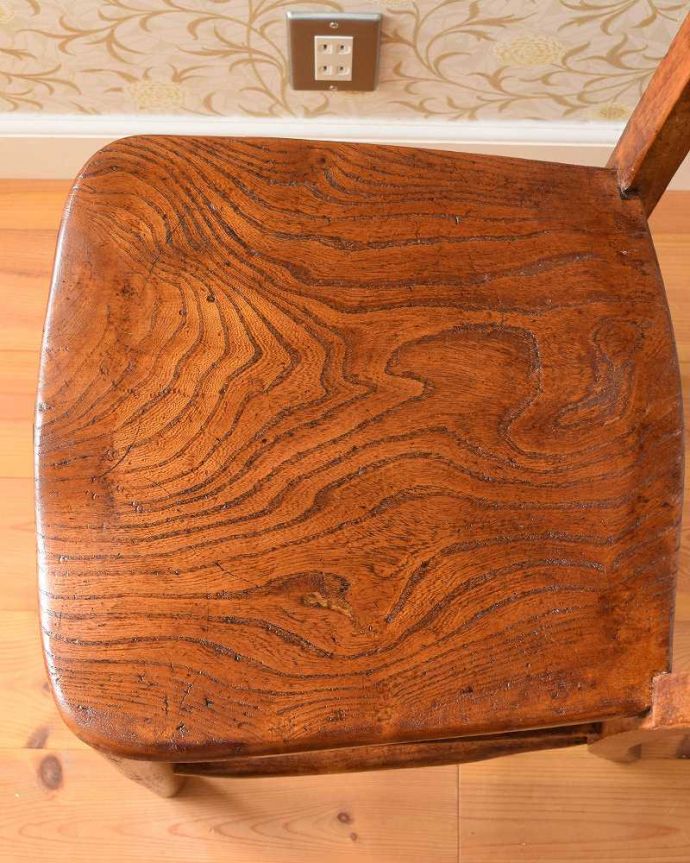 ダイニングチェア　アンティーク チェア　温かみのあるアンティークの椅子、シンプルな背もたれの可愛い木製のスクールチェア。座面に隠されたヒミツ「座繰り」と言って、お尻と太もも部分に彫が入っているんです。(k-1400-c)