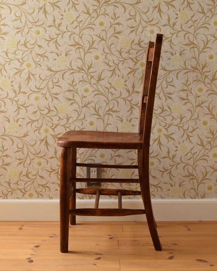 ダイニングチェア　アンティーク チェア　温かみのあるアンティークの椅子、シンプルな背もたれの可愛い木製のスクールチェア。横顔もほっこりデザイン横から見ても、なんだかほっこりぬくもりあるデザインです。(k-1400-c)