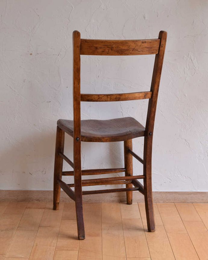 ダイニングチェア　アンティーク チェア　アンティークの椅子、シンプルな背もたれのイギリススクールチェア（チャイルドチェア）。後ろ姿にも自信アリ！ダイニングテーブルに並べた時、後ろから見ることも多い椅子。(k-1401-c)