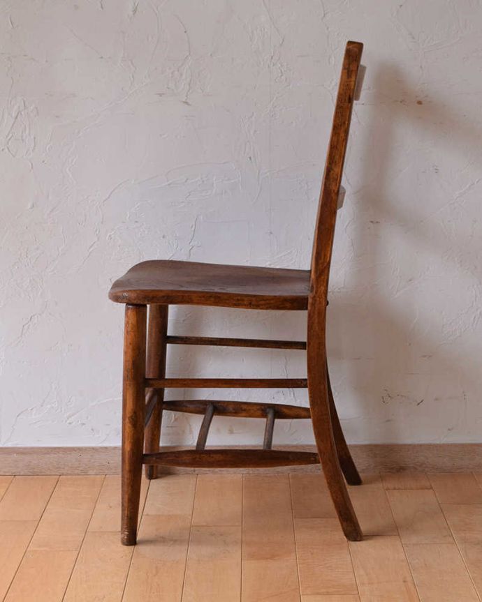 ダイニングチェア　アンティーク チェア　アンティークの椅子、シンプルな背もたれのイギリススクールチェア（チャイルドチェア）。横顔もほっこりデザイン横から見ても、なんだかほっこりぬくもりあるデザインです。(k-1401-c)
