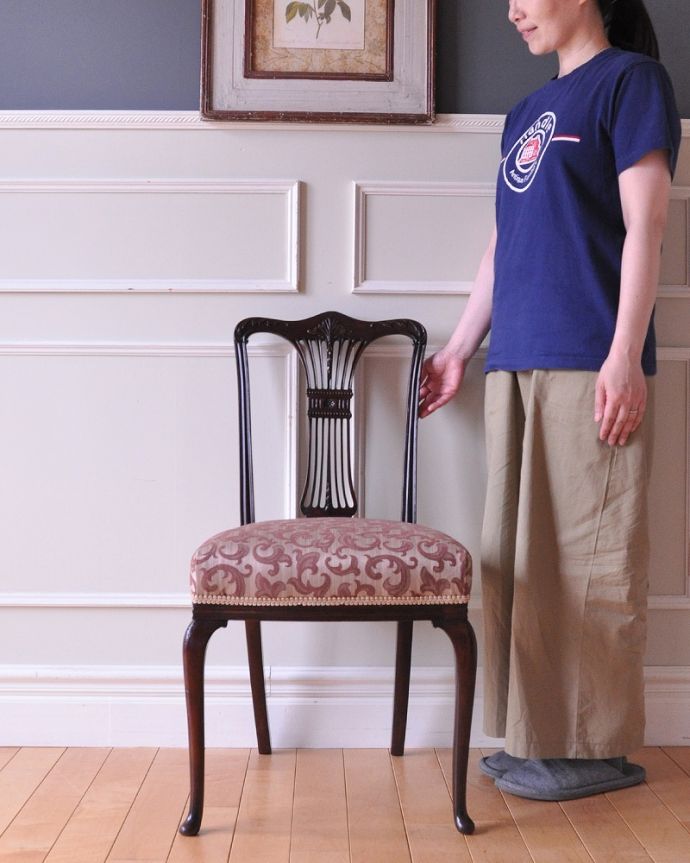 サロンチェア　アンティーク チェア　英国輸入の美しいアンティークの椅子、美しい背もたれのデザインが優雅なサロンチェア。座るためだけじゃなく見て楽しむ椅子上質な雰囲気が漂うアンティークのサロンチェアは、座るためだけの椅子ではありません。(k-1405-c)