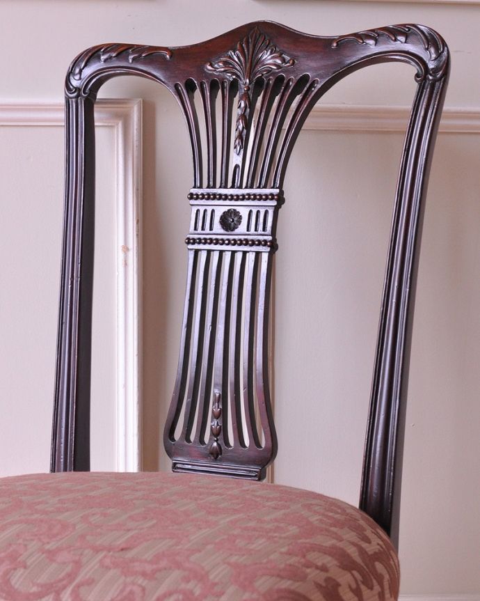 サロンチェア　アンティーク チェア　英国輸入の美しいアンティークの椅子、美しい背もたれのデザインが優雅なサロンチェア。アンティークらしい背もたれの装飾上質な雰囲気を漂わせる細かい彫。(k-1405-c)