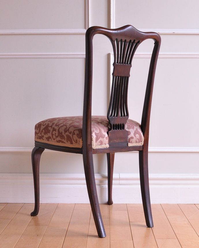 サロンチェア　アンティーク チェア　英国輸入の美しいアンティークの椅子、美しい背もたれのデザインが優雅なサロンチェア。後ろ姿にも自信アリ並べた時に後ろから見ることも多い椅子。(k-1405-c)