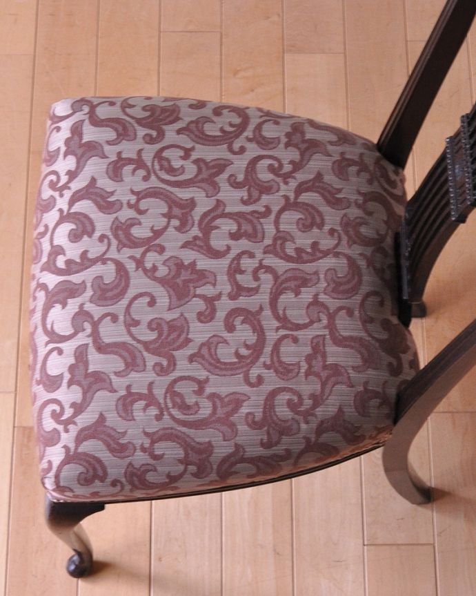 サロンチェア　アンティーク チェア　英国輸入の美しいアンティークの椅子、美しい背もたれのデザインが優雅なサロンチェア。座面を上から見るとこんな感じ座面は布貼りなので、長時間座っても疲れません。(k-1405-c)