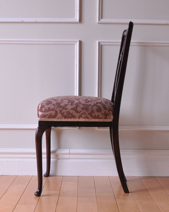 サロンチェア　アンティーク チェア　英国輸入の美しいアンティークの椅子、美しい背もたれのデザインが優雅なサロンチェア。横から見ても優雅な立ち姿背もたれがカーブしているので楽です。(k-1405-c)