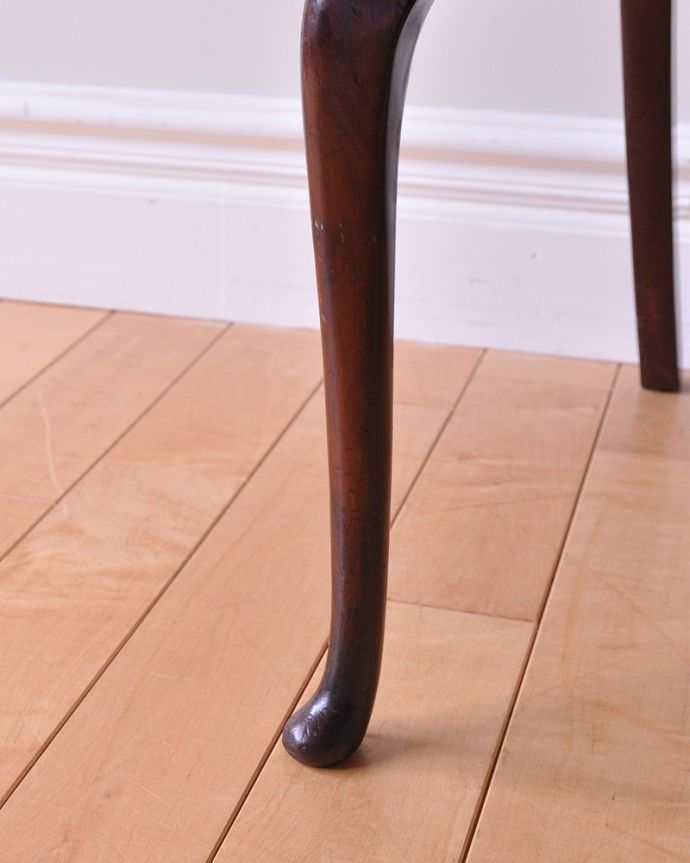 サロンチェア　アンティーク チェア　英国輸入の美しいアンティークの椅子、美しい背もたれのデザインが優雅なサロンチェア。床を滑らせて移動出来ますHandleではアンティークチェアの脚の裏にフェルトキーパーをお付けしています。(k-1405-c)