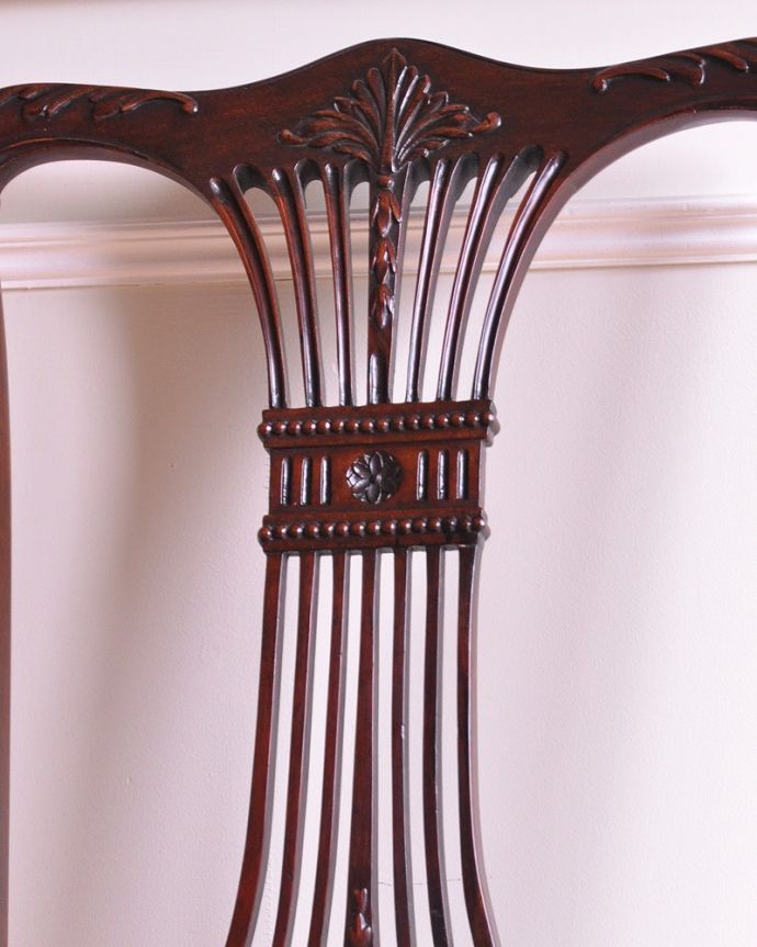 サロンチェア　アンティーク チェア　英国輸入の美しいアンティークの椅子、美しい背もたれのデザインが優雅なサロンチェア。うっとりするほど細かい細工まだ機械の発達していない時代に、手作業で作られた細かい細工。(k-1405-c)
