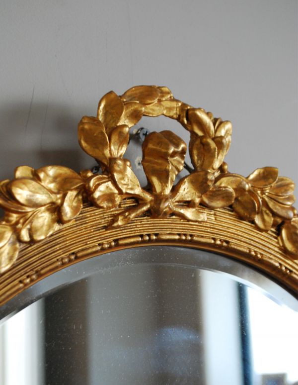 アンティーク フレーム付きミラー　アンティーク雑貨　リースの飾りがトップに付いたモールディングアンティークミラー（ゴールド）。エレガントな装飾で縁取られた美しいミラー。(k-1405-z)