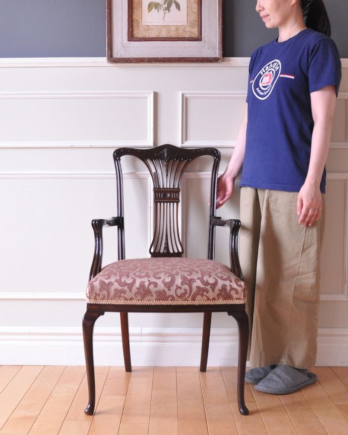 サロンチェア　アンティーク チェア　英国輸入の美しいアンティークの椅子、アーム付きのサロンチェア。「見る」だけで幸せになるアンティークの椅子最高級のアンティークチェアは、座って使う楽しみ以外に目で見て楽しめます。(k-1406-c)