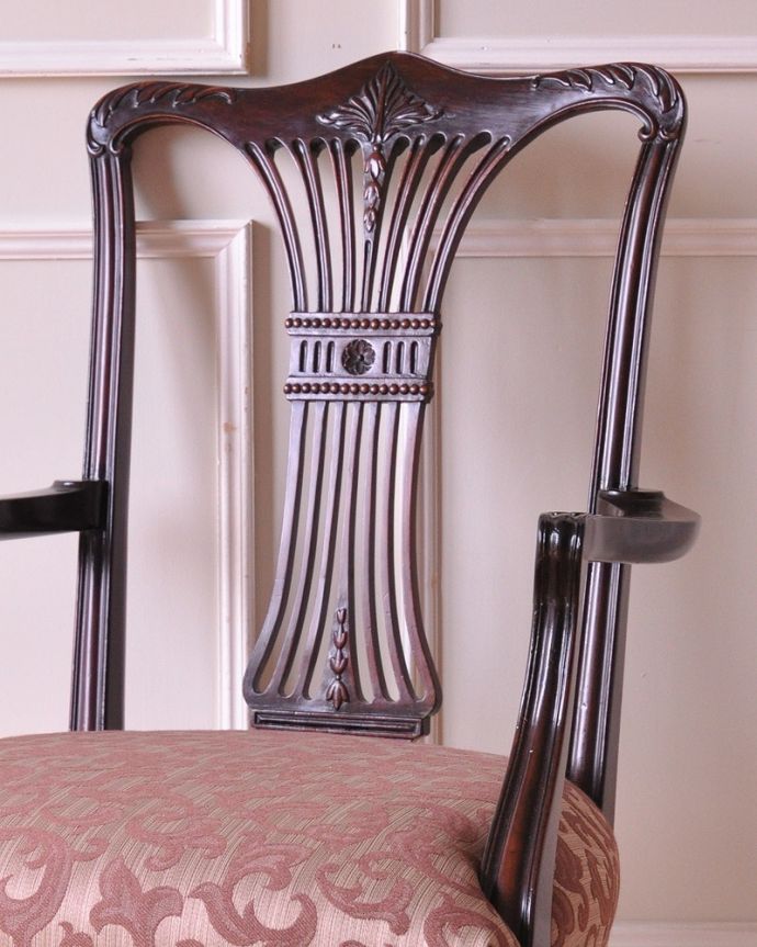 サロンチェア　アンティーク チェア　英国輸入の美しいアンティークの椅子、アーム付きのサロンチェア。美しさの極みを堪能して下さい高級材で描かれた美しく柔らかなフォルム。(k-1406-c)
