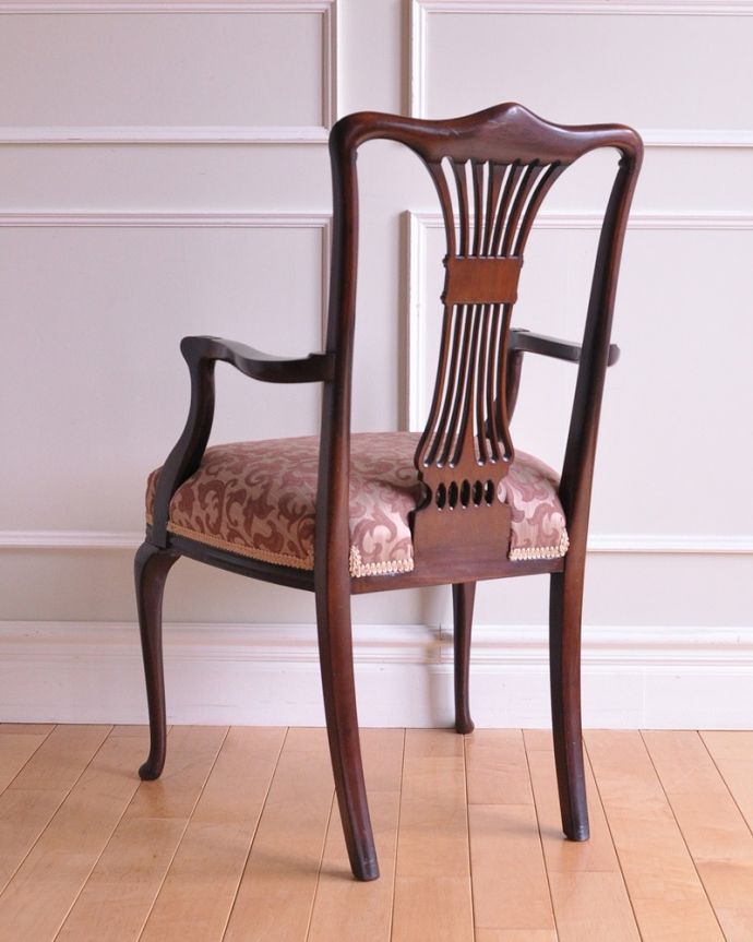 サロンチェア　アンティーク チェア　英国輸入の美しいアンティークの椅子、アーム付きのサロンチェア。後ろ姿も上品です並べた時に後ろから見ることも多い椅子。(k-1406-c)
