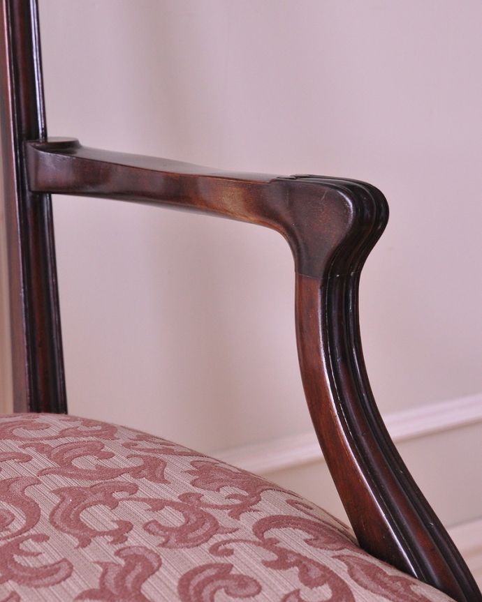 サロンチェア　アンティーク チェア　英国輸入の美しいアンティークの椅子、アーム付きのサロンチェア。アーム部分にも注目肘を掛けておけるアームチェアは座ったときにやっぱりラク。(k-1406-c)