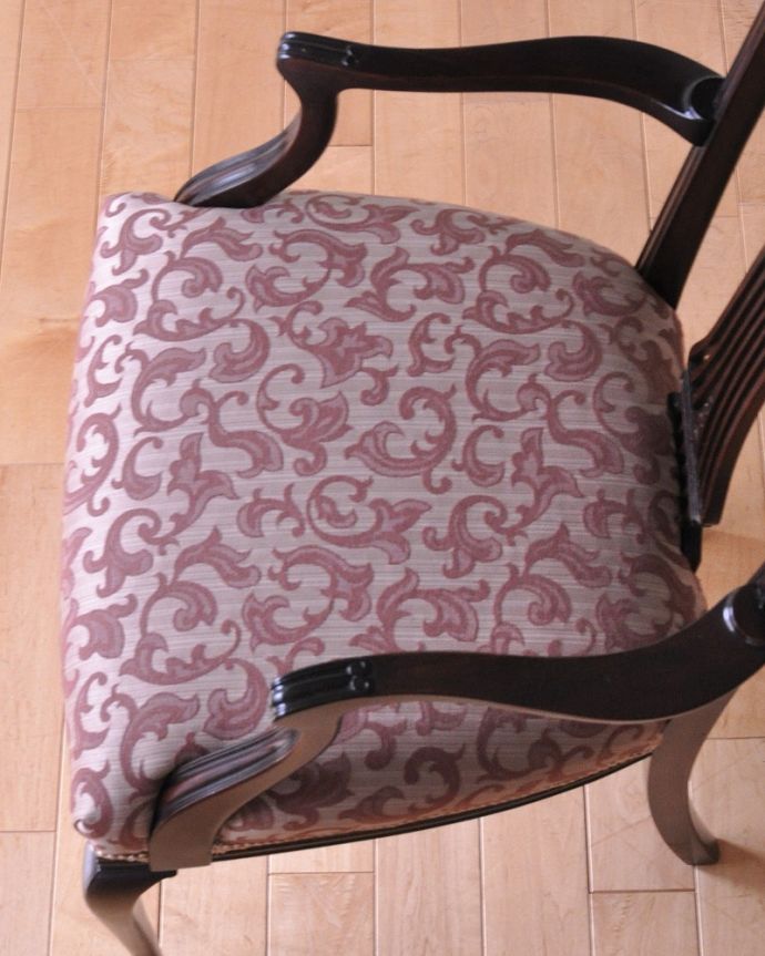 サロンチェア　アンティーク チェア　英国輸入の美しいアンティークの椅子、アーム付きのサロンチェア。座面を上から見るとこんな感じ座面は布貼りなので、長時間座っても疲れません。(k-1406-c)