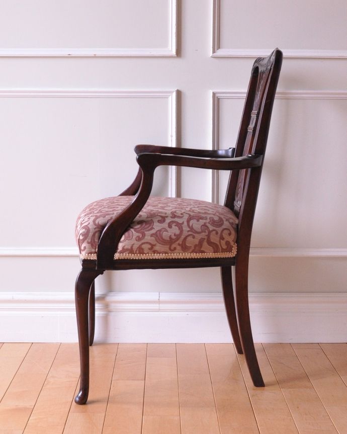 サロンチェア　アンティーク チェア　英国輸入の美しいアンティークの椅子、アーム付きのサロンチェア。横から見ても優雅な立ち姿背もたれがカーブしているので楽です。(k-1406-c)