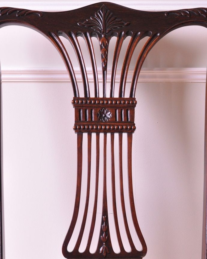 サロンチェア　アンティーク チェア　英国輸入の美しいアンティークの椅子、アーム付きのサロンチェア。うっとりするほど細かい細工まだ機械の発達していない時代に、手作業で作られた細かい細工。(k-1406-c)