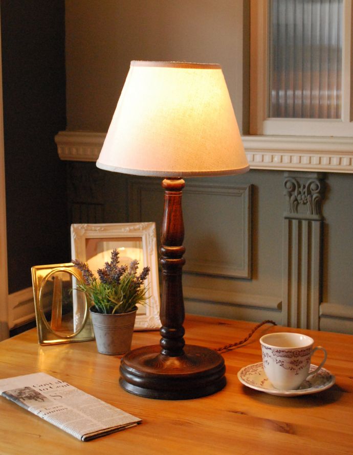 スタンドライト　照明・ライティング　英国インテリアのアンティーク照明、オーク材のテーブルランプ。ベッドサイドやチェストの上に置いてみてください。(k-1407-z)
