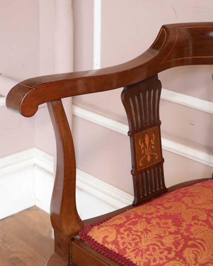 セティ・ソファ・ベンチ　アンティーク チェア　イギリスの優雅なアンティークチェア、1900年代の背もたれの美しいセティ。デザインされたアーム部分肘を掛けれるようにデザインされたアームの形まで優雅なんです。(k-1408-c)