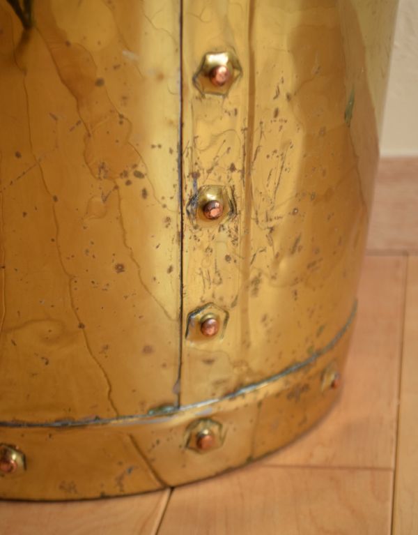 シルバーのテーブルウェア　アンティーク雑貨　真鍮のアンティーク雑貨、英国から届いた持ち手付きアンティークバケツ。磨かれた真鍮の輝きが美しいバケツです。(k-1409-z)