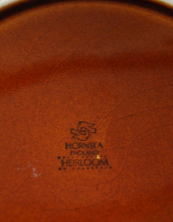 Hornsea（ホーンジー）　アンティーク雑貨　ホーンジー社、HORNSEA「エアルーム」シリーズのトリオ、カップ＆ソーサーセット。裏面にロゴが刻まれています(ソーサー)。(k-1411-z)