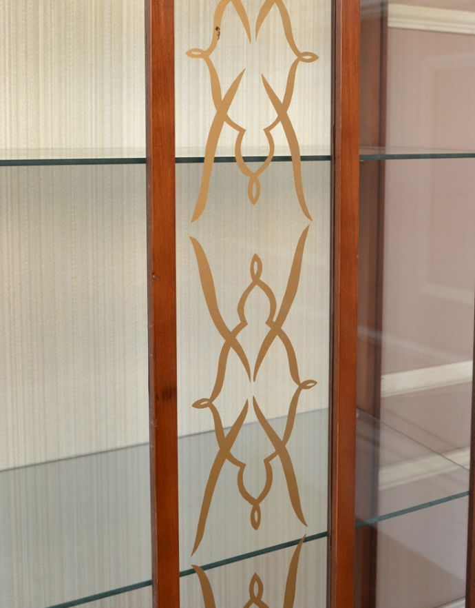 アンティークのキャビネット　アンティーク家具　英国アンティーク家具のショーケース、コンパクトなガラスキャビネット（飾り棚）。中央にはポイントになる華やかな装飾です。(k-1413-f)