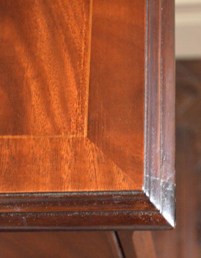 アンティークのチェスト　アンティーク家具　ベッドルームで使えるアンティーク家具、英国輸入のマホガニー材スモールチェスト。さり気なく入った装飾。(k-1414-f)