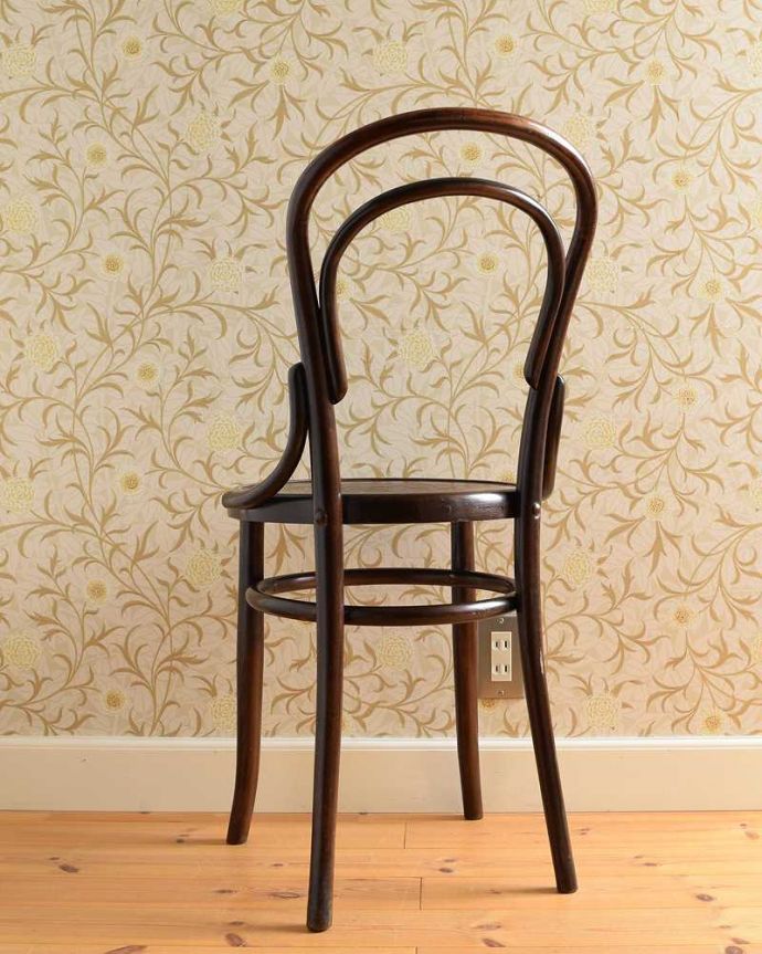 ダイニングチェア　アンティーク チェア　ダブルループの英国輸入椅子、背もたれが美しいアンティークベントウッドチェア。後ろ姿にも自信があります！アンティークは新品ではないので経年変化によるキズはありますが、しっかり修復して組み直したので安心して座って頂けます。(k-1417-c)