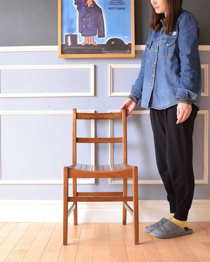 キッチンチェア　アンティーク チェア　懐かしくて可愛いイギリスで見つけた木製のアンティークスクールチェア。学校用に作られた生徒さんのための椅子ムダがないデザインのスクールチェアは軽くて持ち運びもラク。(k-1418-c)