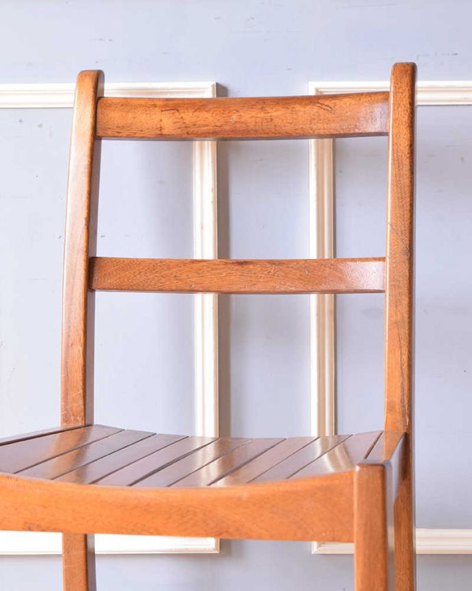 キッチンチェア　アンティーク チェア　懐かしくて可愛いイギリスで見つけた木製のアンティークスクールチェア。シンプルな2本ラインの背もたれ学校用の椅子なので、余計な装飾が全くないシンプルさが一番のポイント。(k-1418-c)